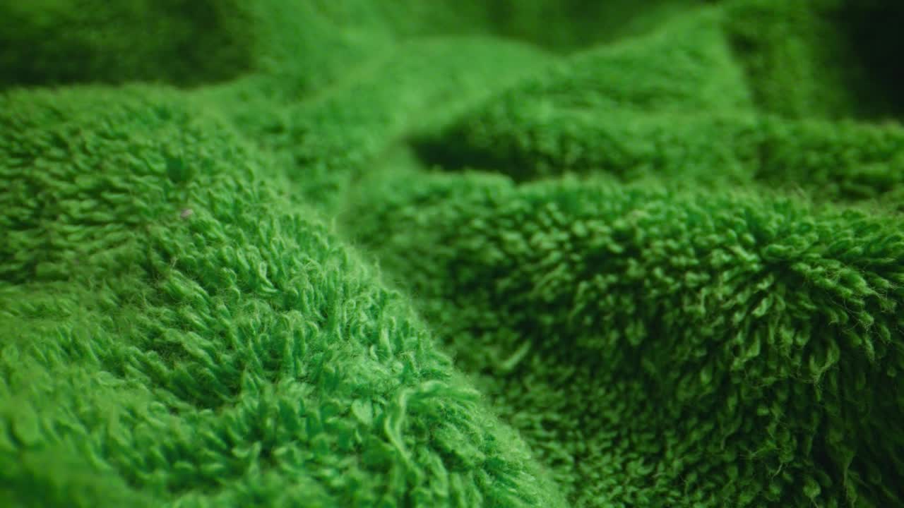 绿色软毛巾布纺织品的质地。视频素材