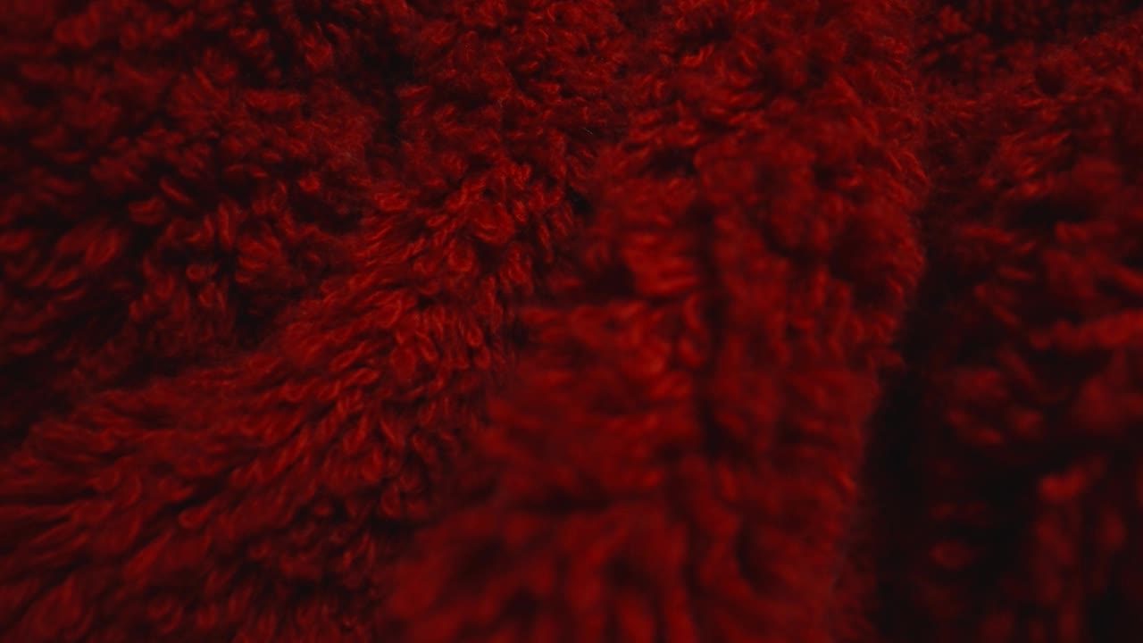 质地的红色软毛巾布纺织品。视频素材