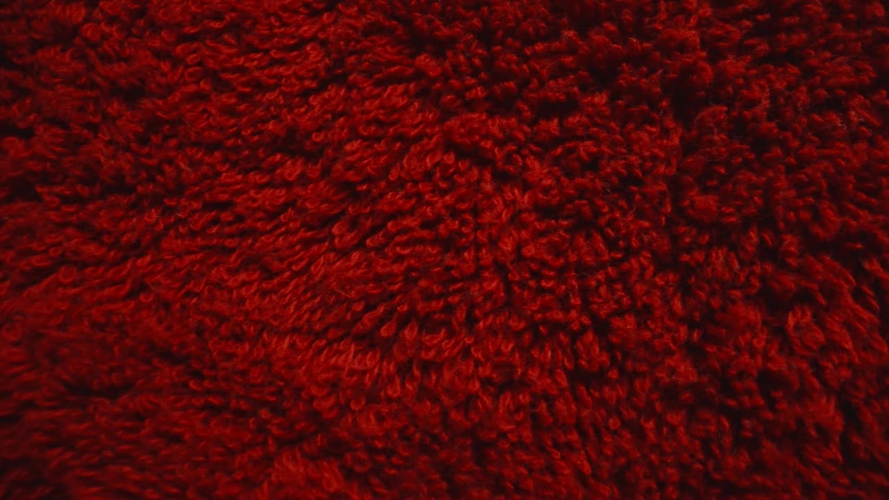 质地的红色软毛巾布纺织品。视频素材