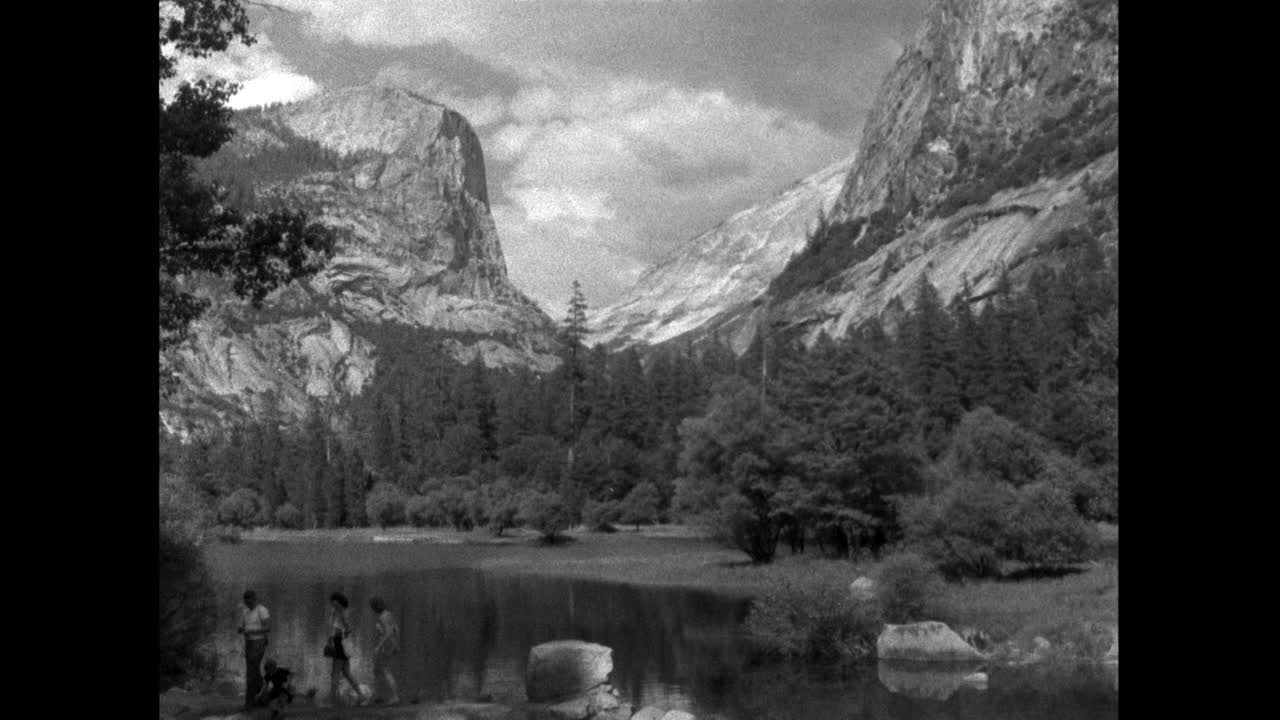 WS游客观看约塞米蒂国家公园的El Capitan;1962视频下载