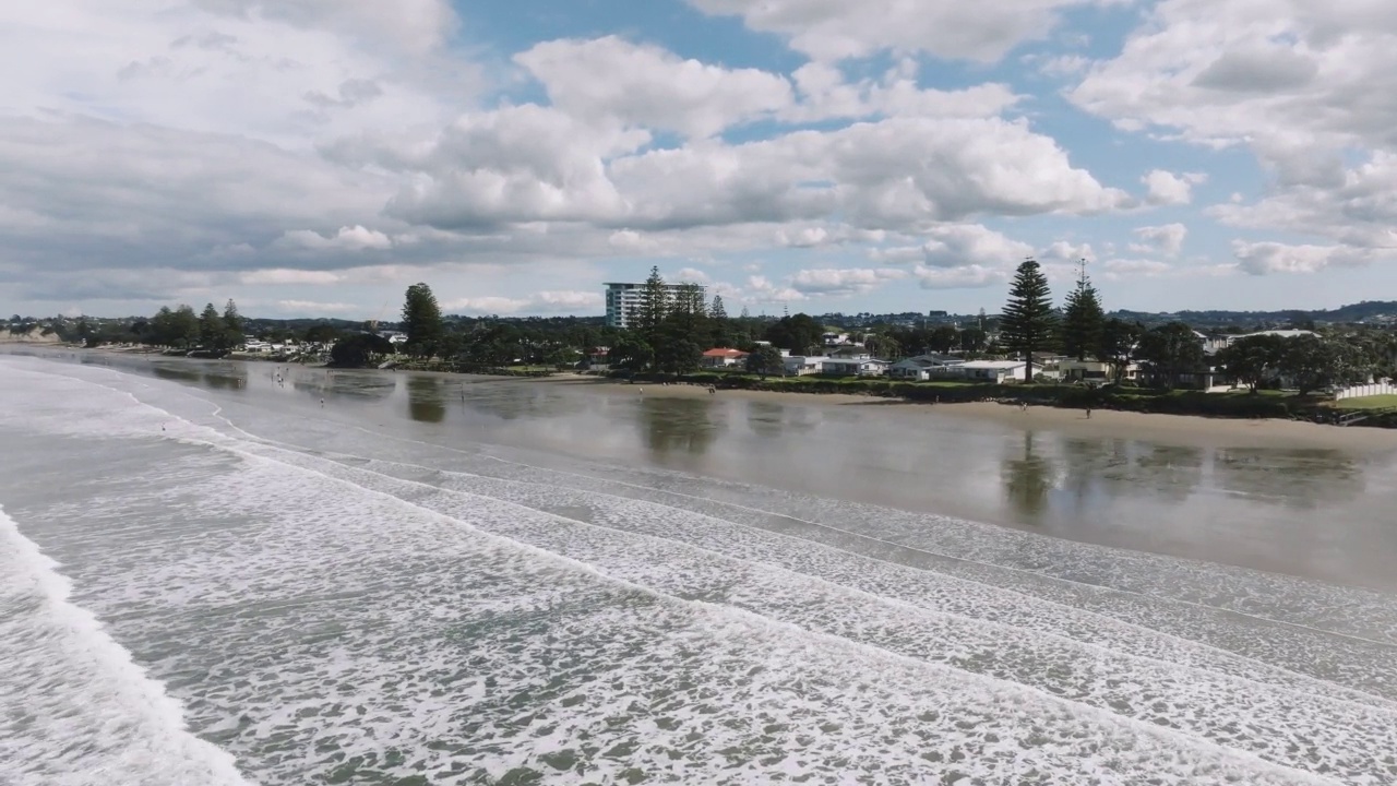 4K无人机拍摄的奥雷瓦海滩，奥克兰，新西兰视频下载