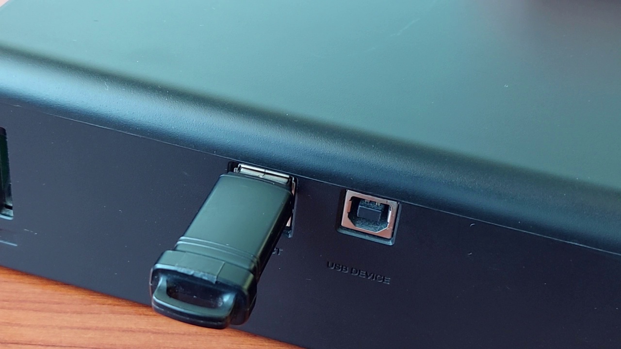 USB连接器插入闪存驱动器或电话电缆适配器。视频素材