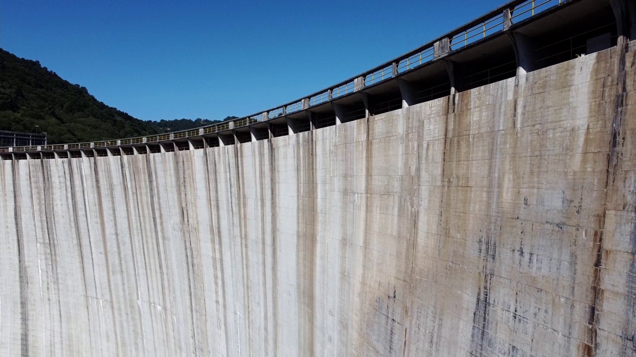河上水电站坝，水库放水，航拍照片。西班牙加利西亚的Ribeira Sacra视频素材