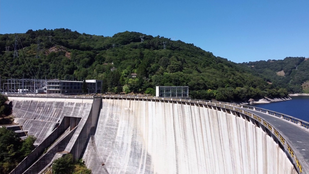 河上水电站坝，水库放水，航拍照片。西班牙加利西亚的Ribeira Sacra视频素材