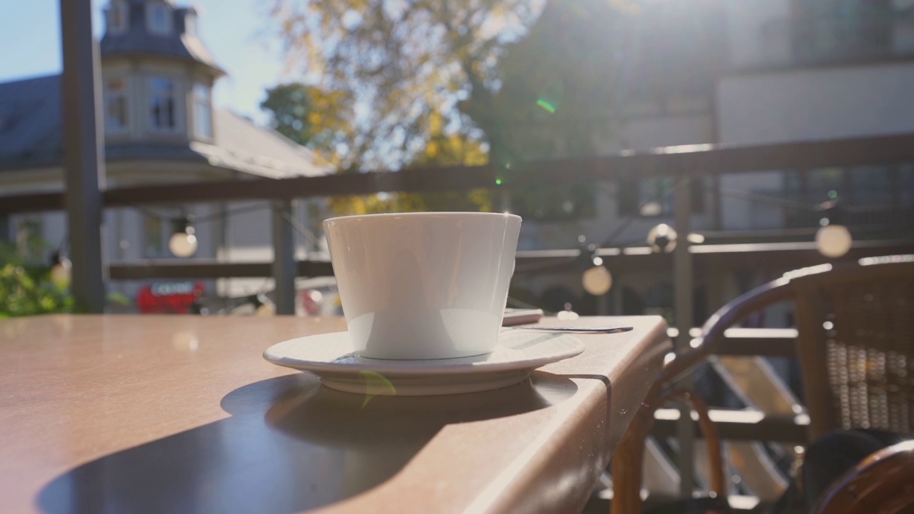 白色陶瓷杯热咖啡或茶与蒸汽站在桌上视频下载