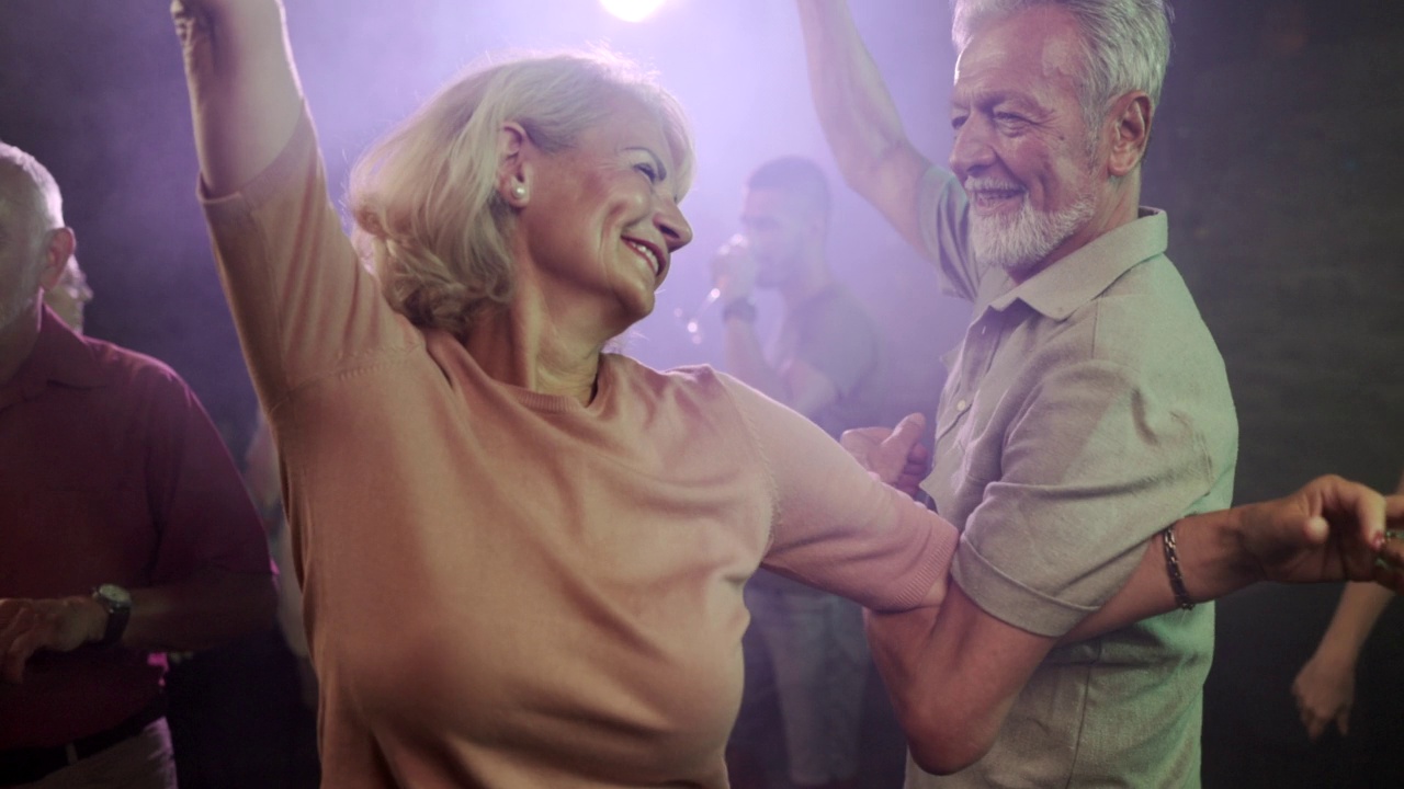 一对幸福成熟的情侣在迪斯科舞厅跳舞。视频素材