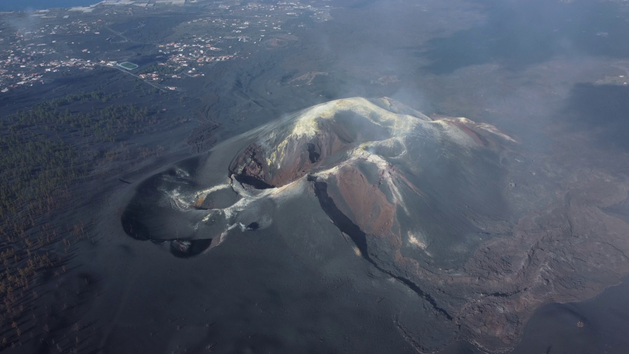 火山喷发。Tajogaite火山(Cumbre Vieja)泄气的火山口鸟瞰图。视频素材