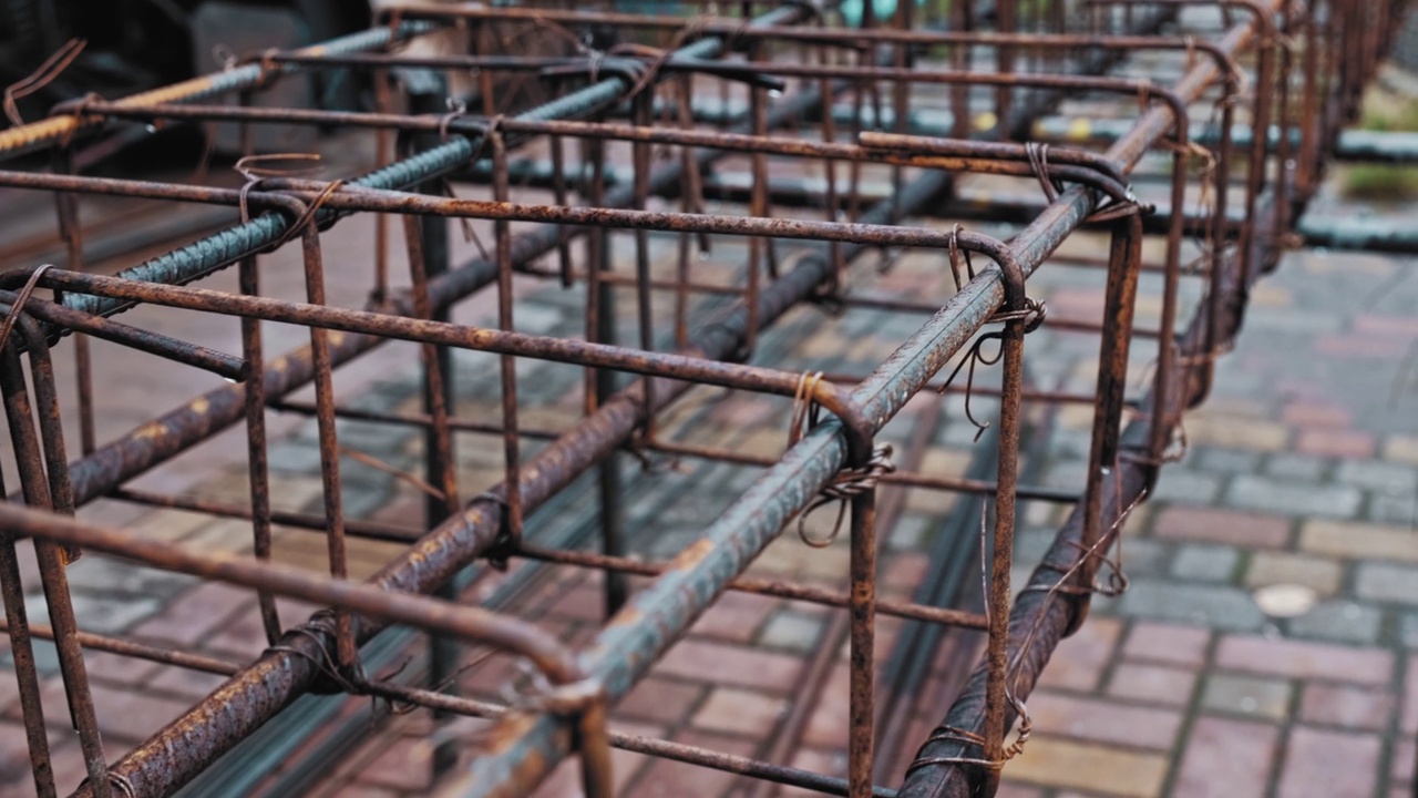 钢筋混凝土用钢结构箍筋钢筋棒格栅视频素材