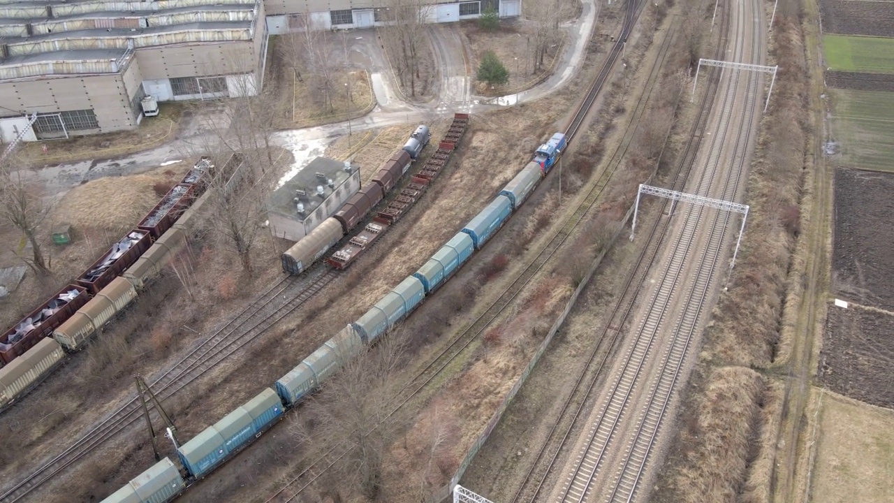 火车在工业区旁减速行驶的鸟瞰图视频素材