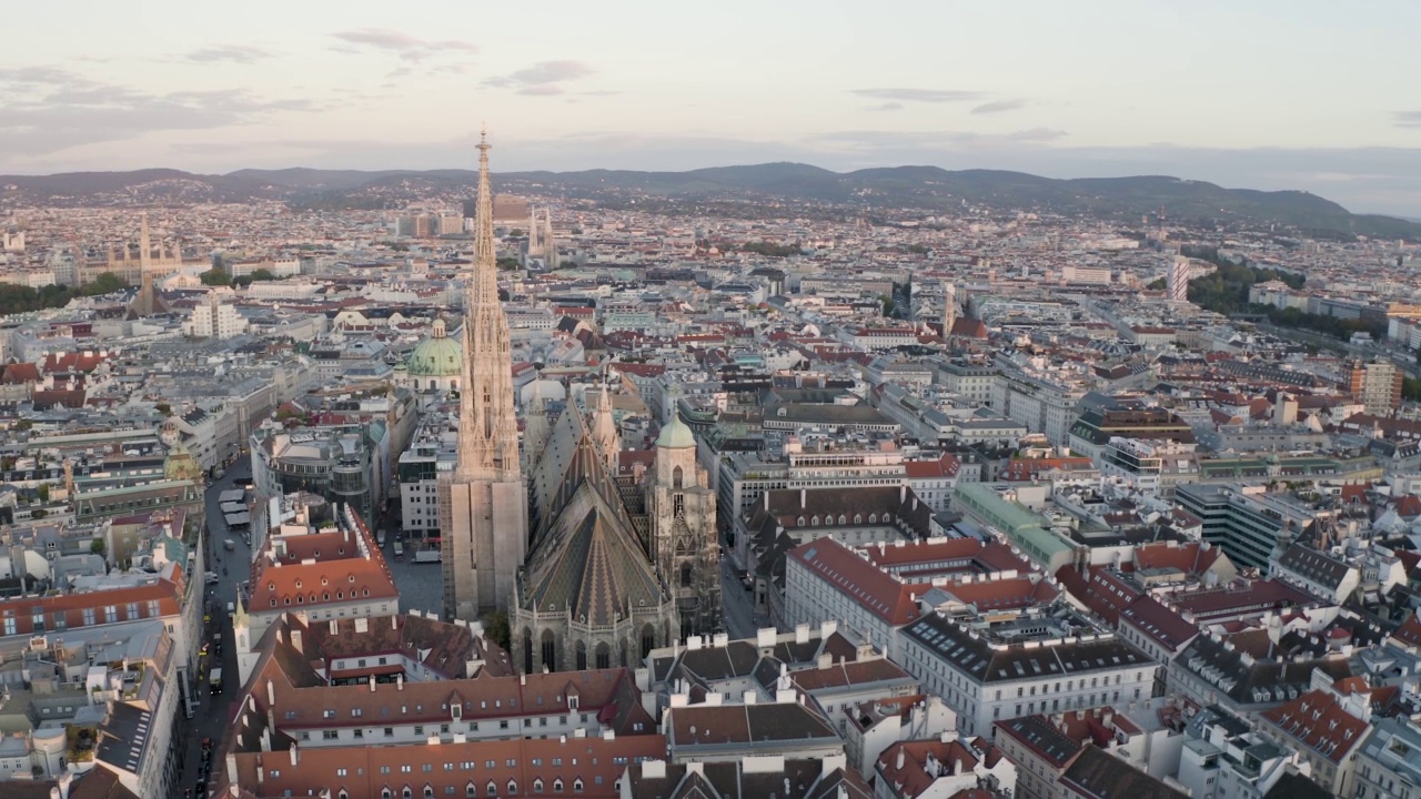 圣斯蒂芬斯大教堂的日出。维也纳，奥地利- 4k空中无人机镜头视频下载