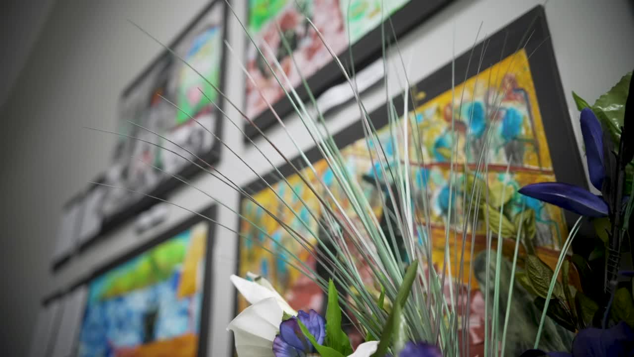 慢动作的装饰植物与背景绘画挂在墙上视频下载