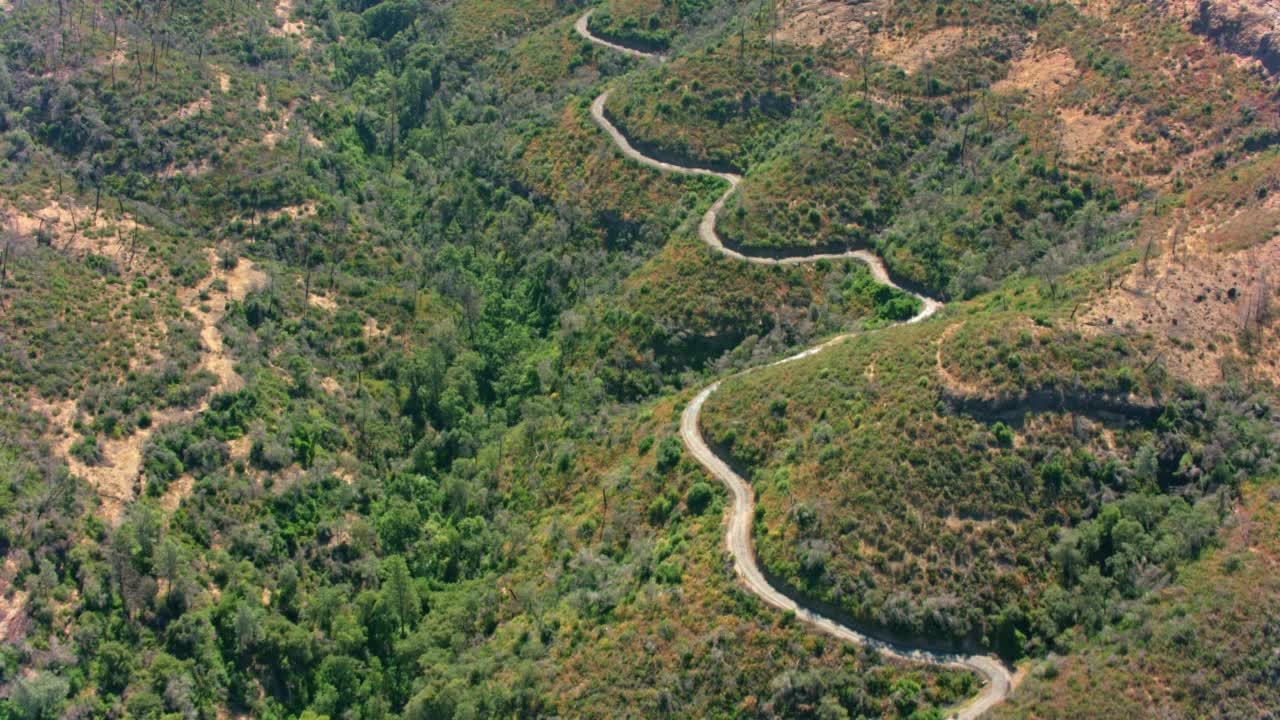 美国加利福尼亚州的空中公路蜿蜒在一座山上视频下载