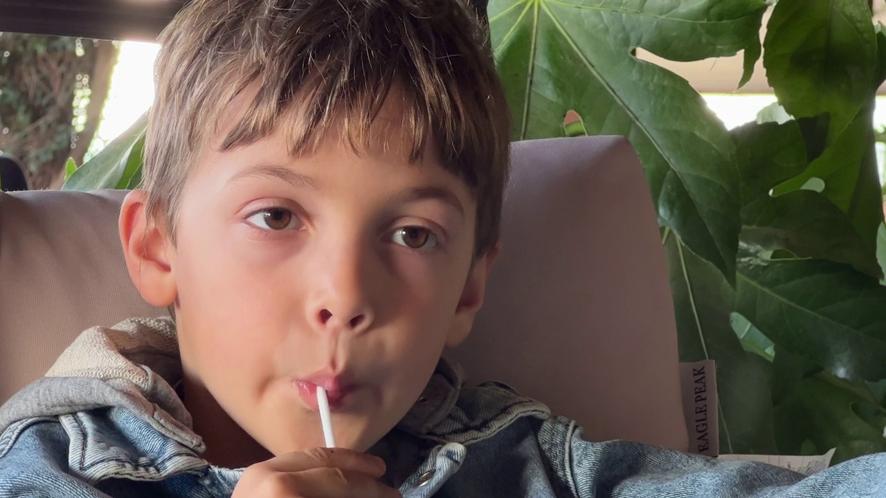 小男孩在吃棒棒糖视频素材