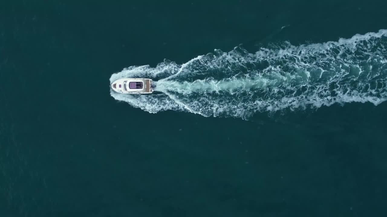 开阔的蓝色海面上的航拍快艇视频下载