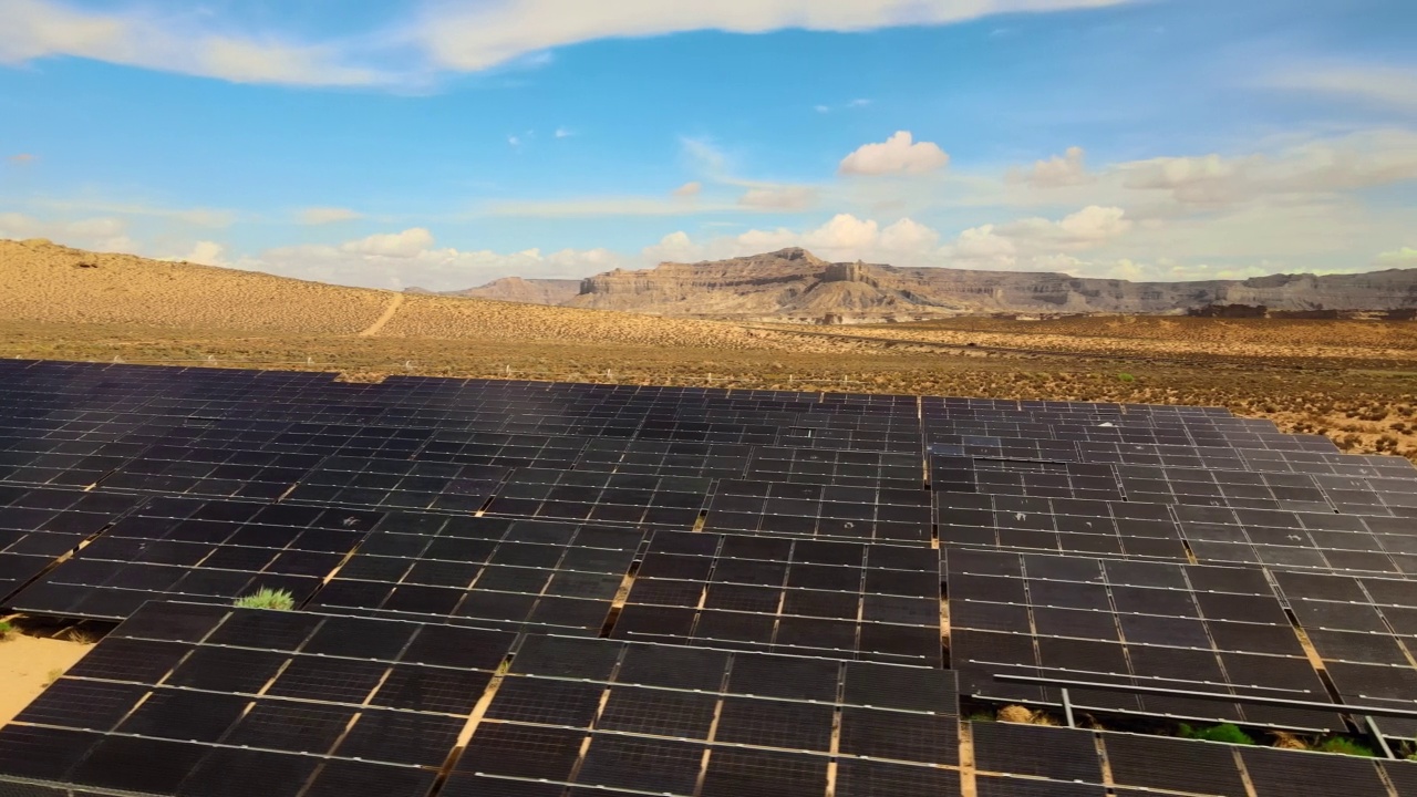 无人机空中飞行近距离观察犹他州的太阳能发电厂。干旱沙漠地区绿色能源生产视频素材