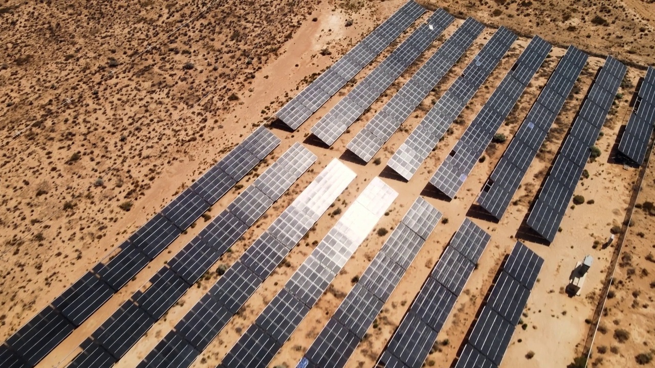 无人机航拍犹他州太阳能农场。沙漠地区绿色能源生产视频素材