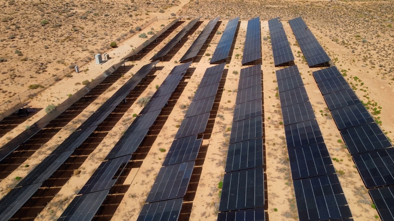 无人机航拍犹他州太阳能农场。绿色能源生产视频素材