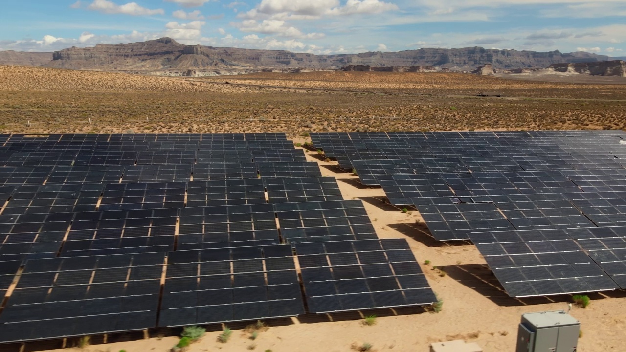 无人机航拍犹他州太阳能农场。绿色能源生产视频素材