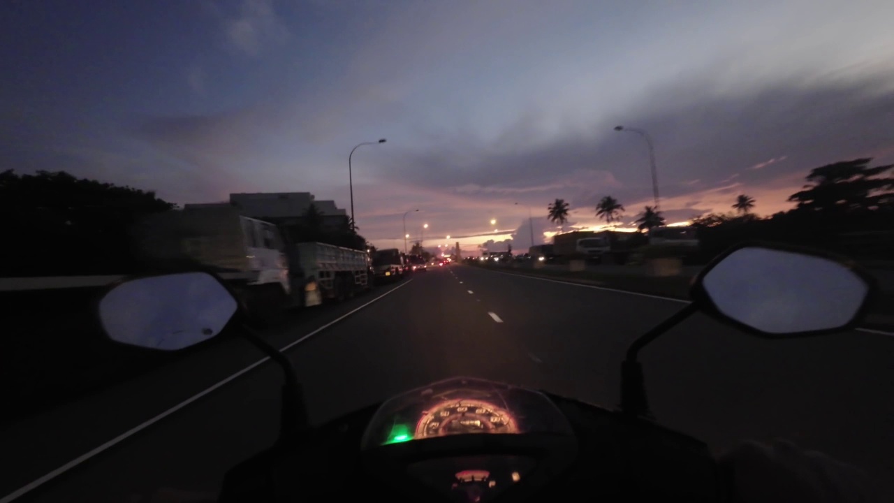 斯里兰卡，在夕阳下骑摩托车视频下载