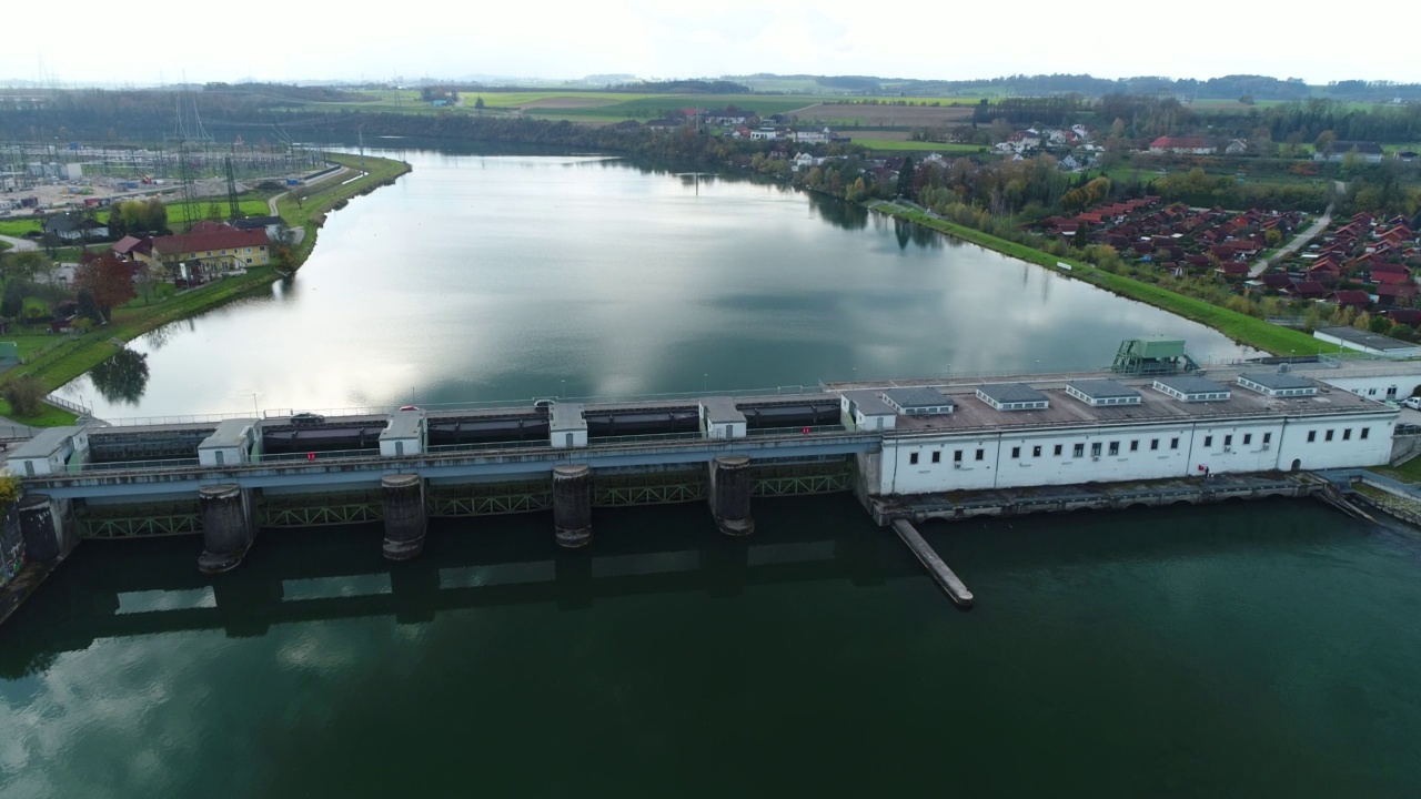 上奥地利和下奥地利之间的Enns河水电站的天线视频下载