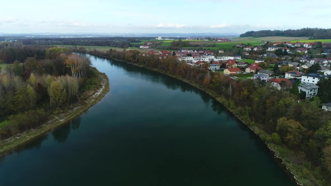 上奥地利和下奥地利之间的Enns河的航拍图视频下载
