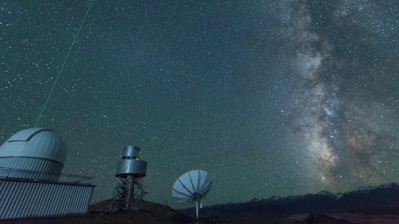 从室外天文台和夏季银河拍摄的星空夜景延时视频。视频下载