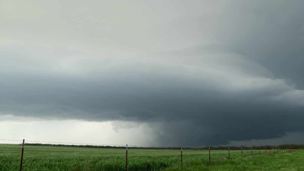 宇宙飞船超级单体雷暴穿过绿色的乡村，德克萨斯州，4K视频素材