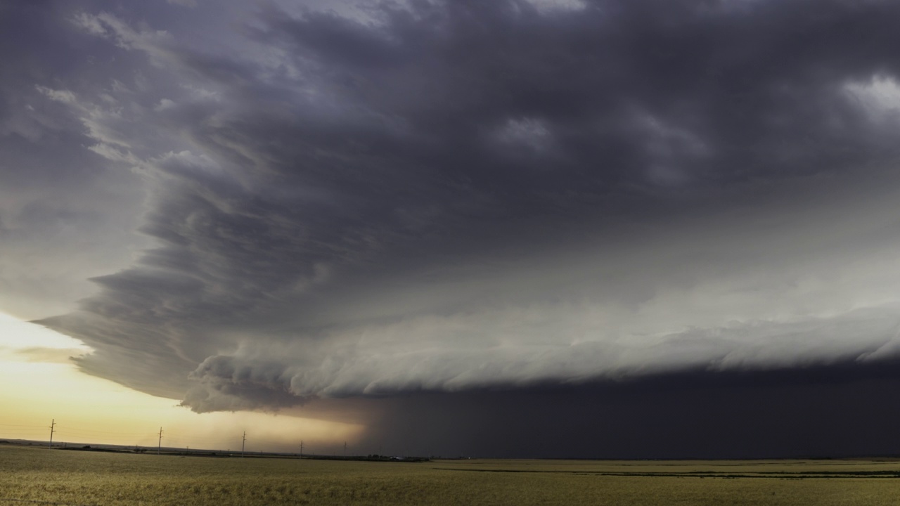 黑暗，不祥的超级单体雷暴，大陆架云，蔓延德克萨斯州草原，从16K视频视频素材