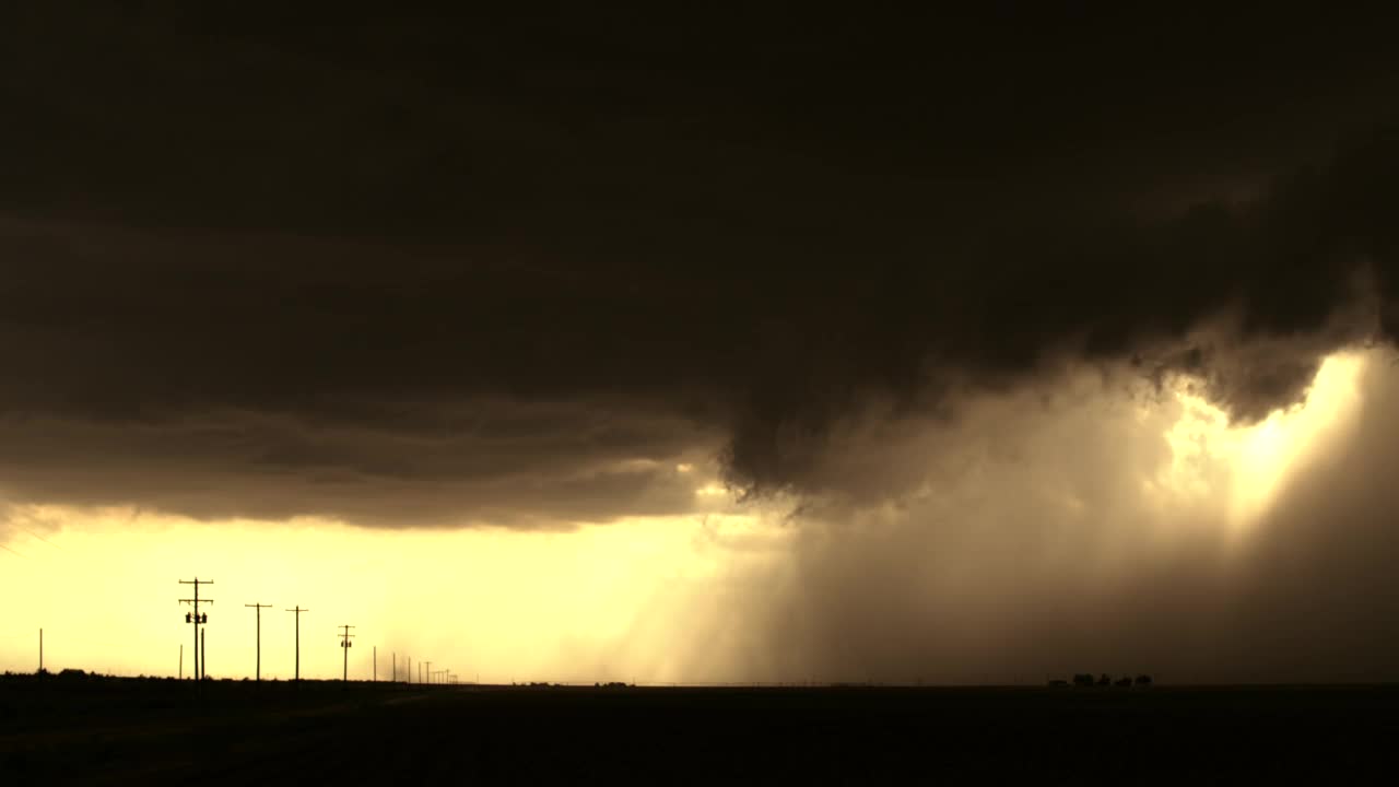 巨大的黑暗超级单体雷暴，降雨，沙尘涌动，德克萨斯州。视频素材