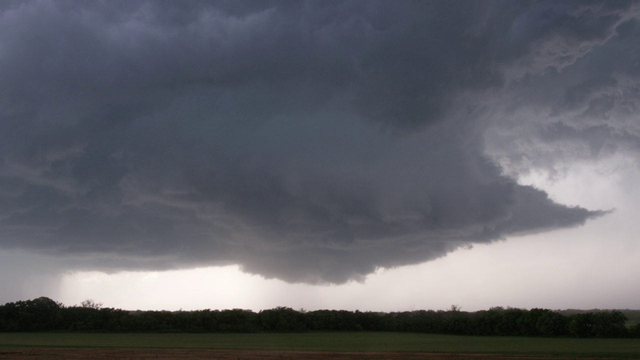 黑暗的龙卷风警告，超级单体雷暴，雨，风，德克萨斯州。视频素材