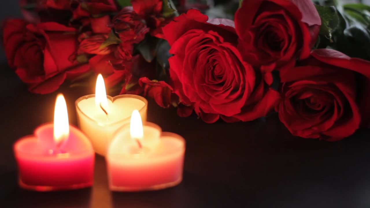 情人节的蜡烛和玫瑰视频素材
