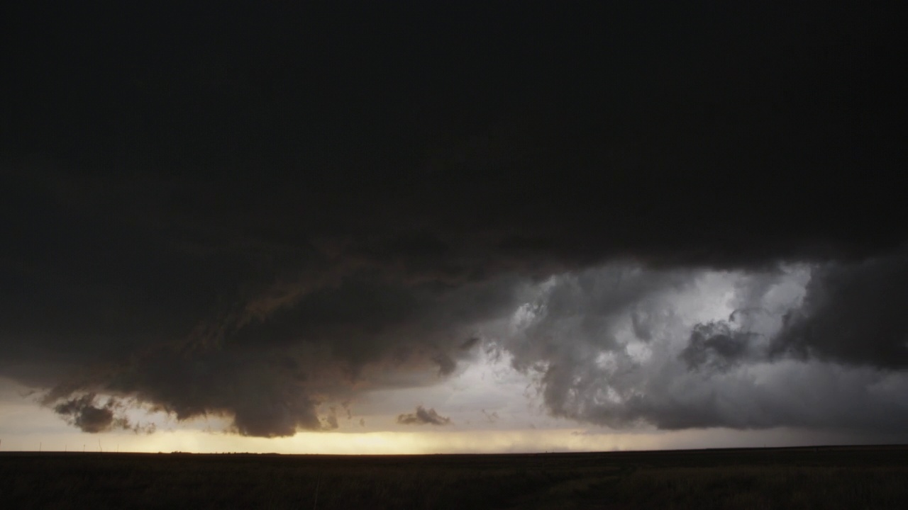 不祥的超级单体雷暴，可怕的乌云涌上德克萨斯州视频素材