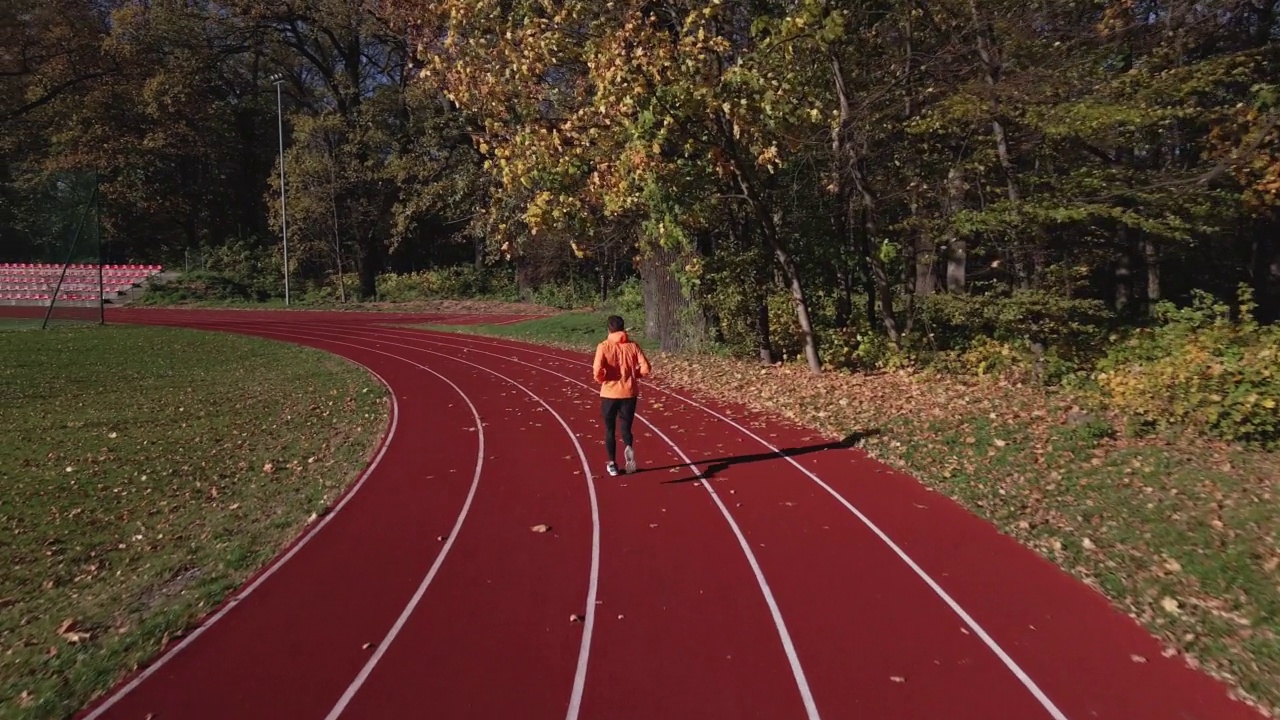 人们在跑道上进行体育锻炼。男运动员户外跑步视频素材