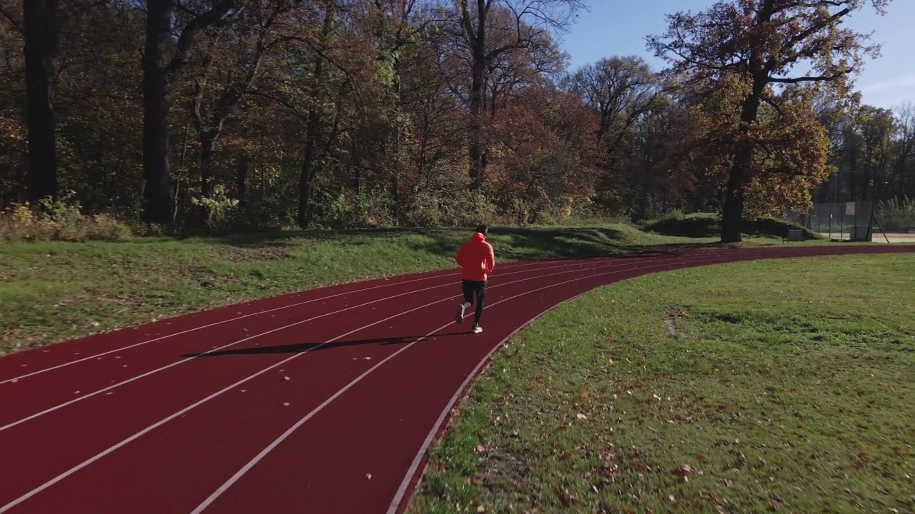 人们在跑道上进行体育锻炼。男运动员户外跑步视频素材