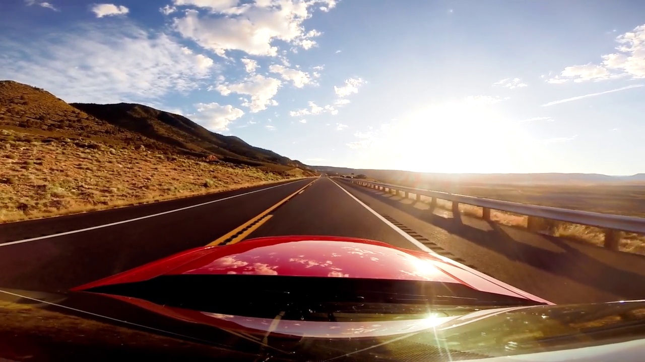 开车在公路上冒险，以高速冲向太阳。日落时分的波夫。视频下载