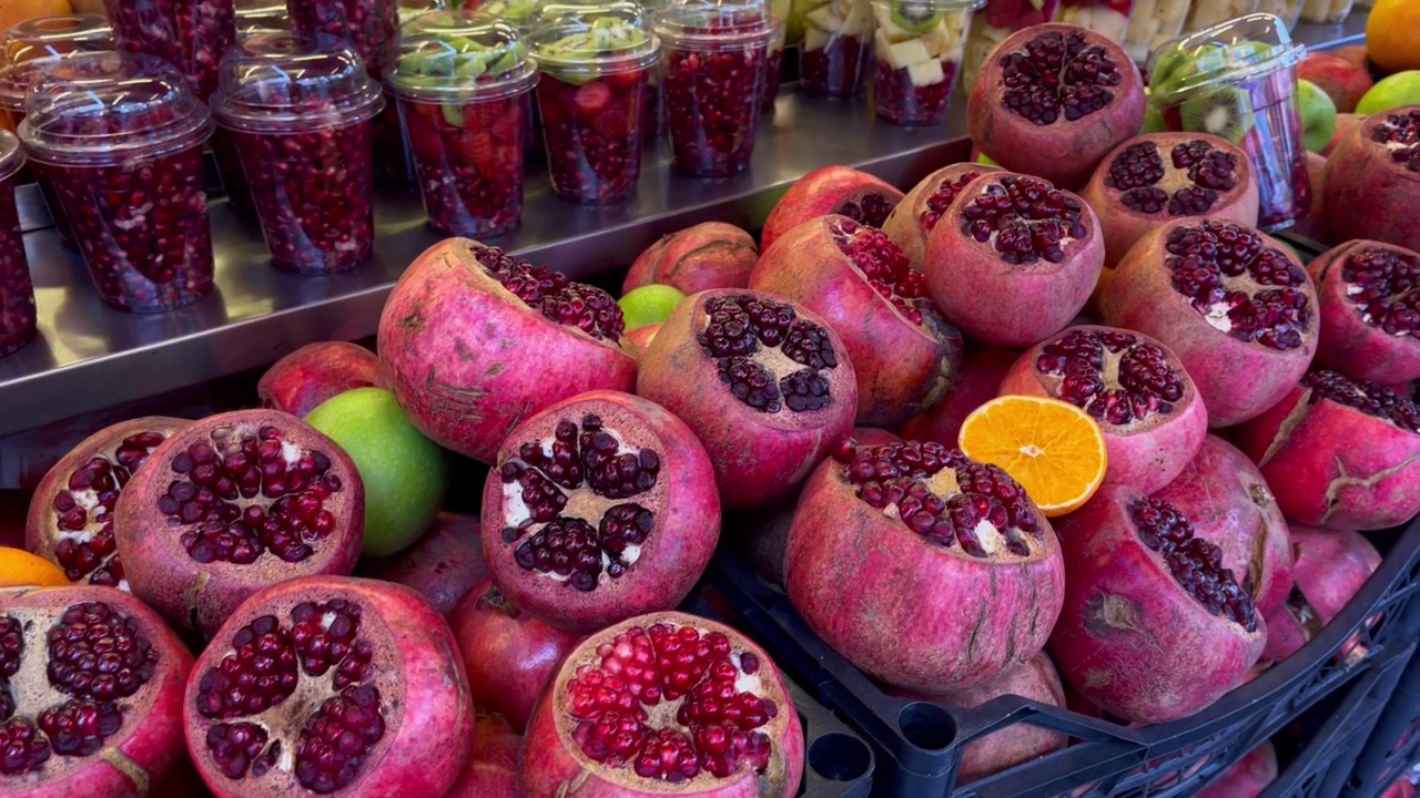 伊斯坦布尔市街头市场摊位上的石榴水果视频素材