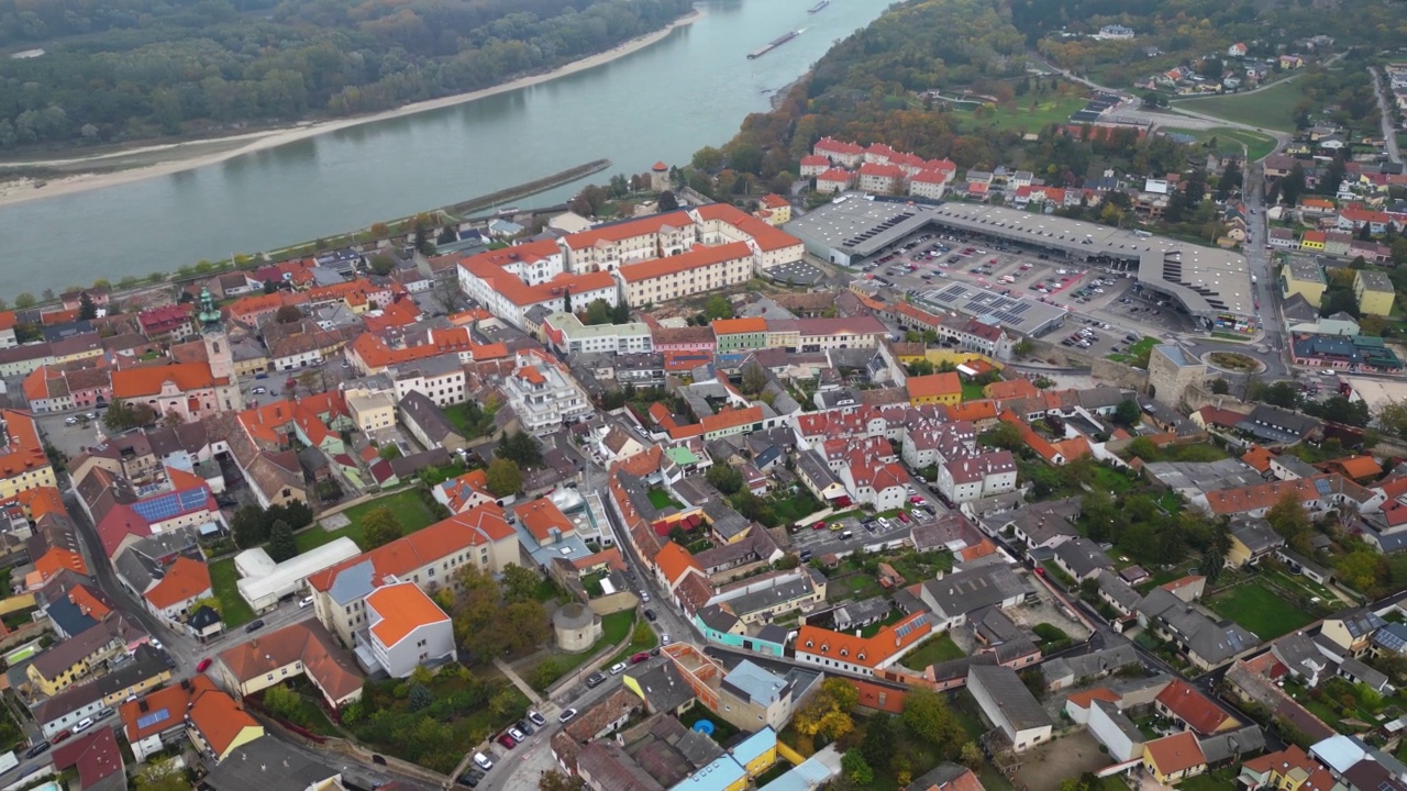 鸟瞰奥地利多瑙河畔的海因堡视频下载
