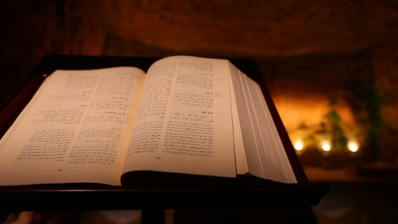 镜头移向一座古老教堂内一本打开的阿拉伯冬青圣经视频素材
