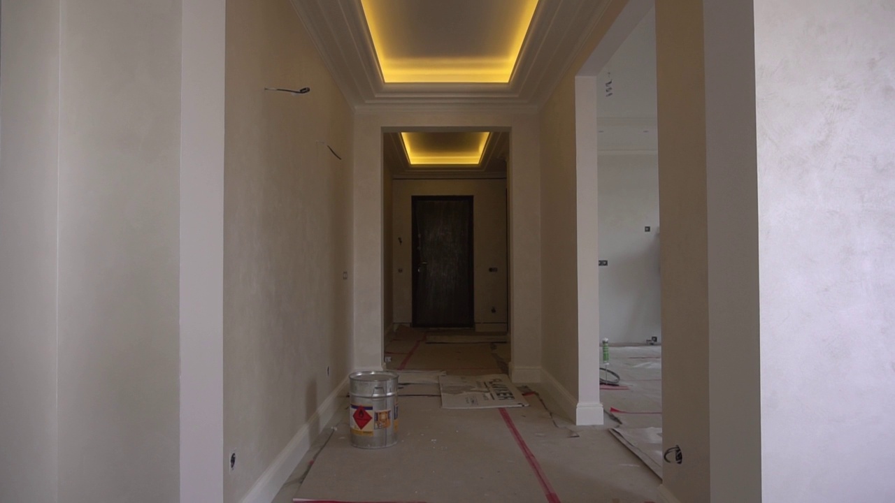 现代装修的公寓，带LED照明的弹性天花板。建筑材料，重新装修走廊。背景视频下载