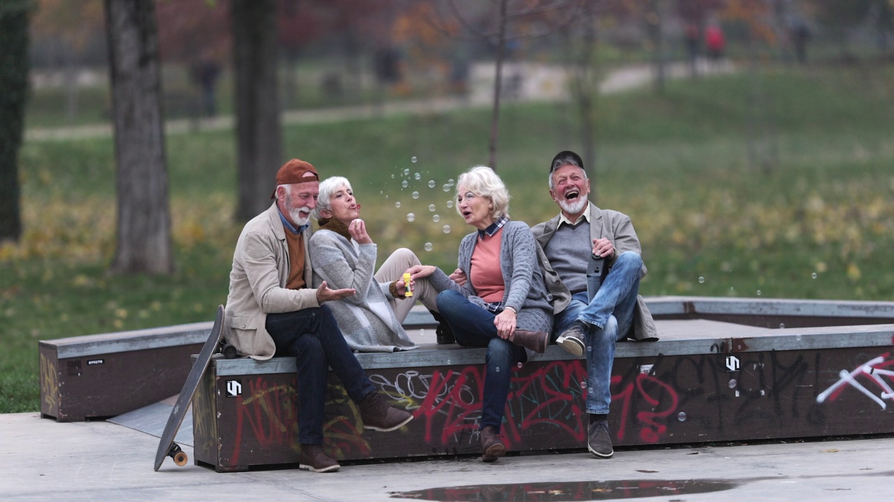 幸福的老年夫妇在公园里玩得很开心。视频下载