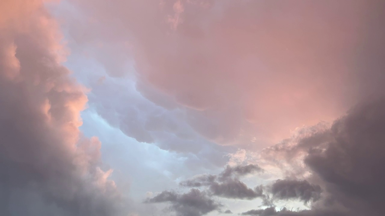 雷雨云在日落时的时间推移，偶尔有闪电和彩色雷云视频素材