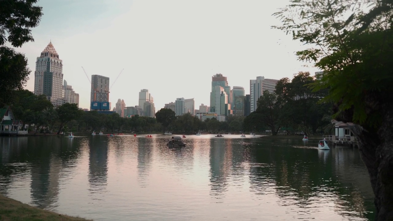 公园里的湖，背景是摩天大楼，曼谷视频下载
