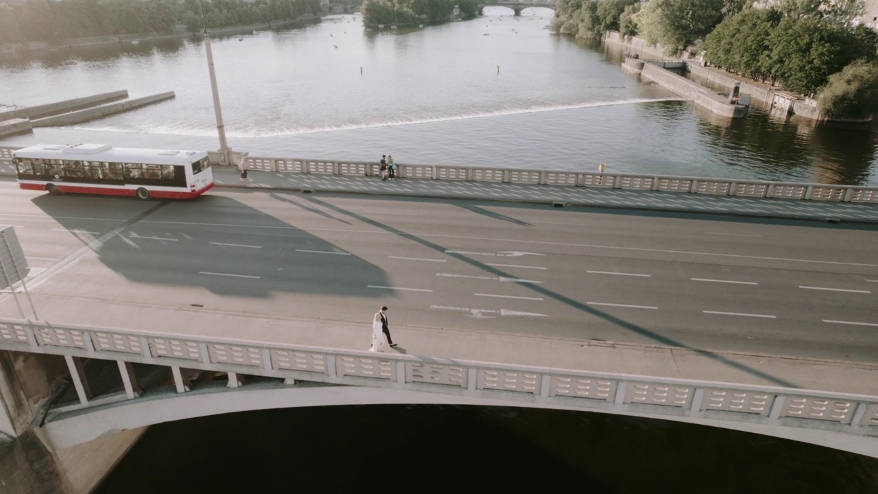 情侣走在城市的桥上，空中翱翔视频下载