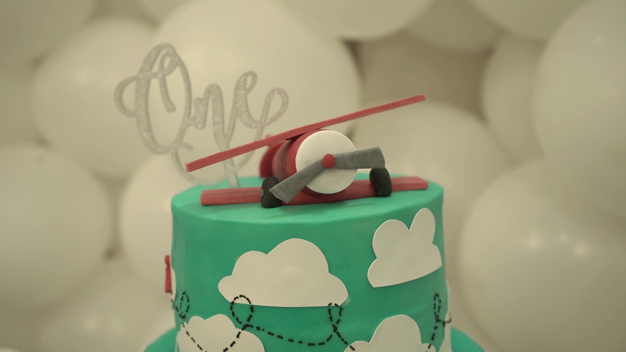 飞机主题蛋糕的特写，糖霜上有云朵视频下载