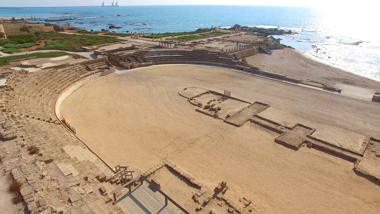 以色列凯撒利亚地中海海滩附近的城市历史遗址视频素材