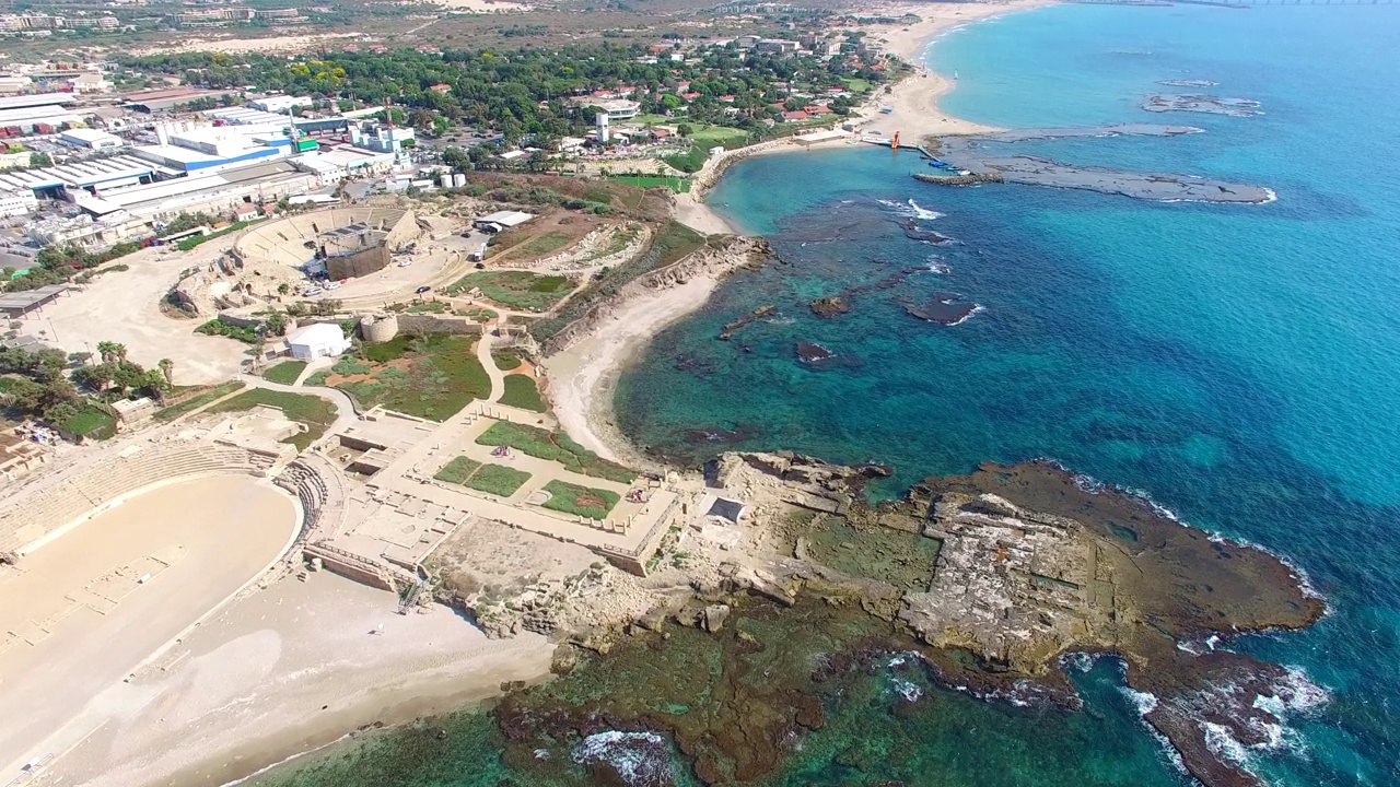 以色列凯撒利亚圆形剧场和地中海海滩附近的城市历史遗址视频素材