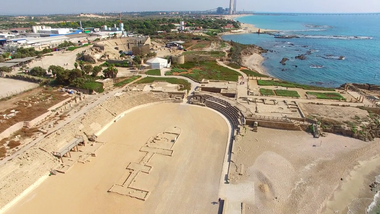 以色列凯撒利亚圆形剧场和地中海海滩附近的城市历史遗址视频素材