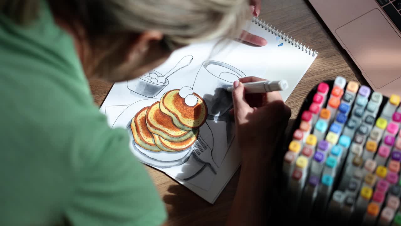 妇女在画食物杯和煎饼视频下载