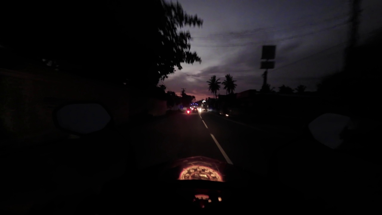 斯里兰卡，夜晚的街道上骑着摩托车视频下载
