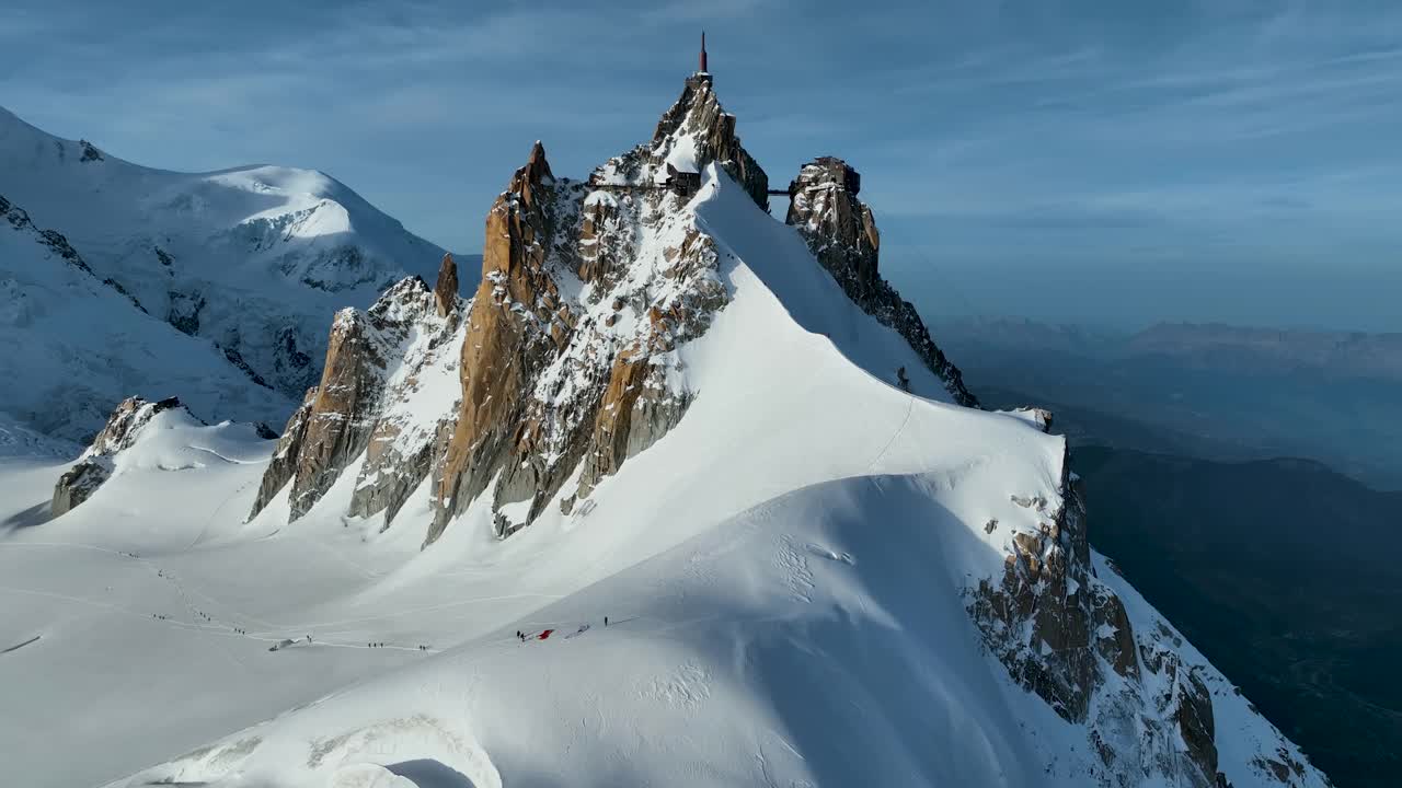 法国阿尔卑斯山脉勃朗峰的美丽风景鸟瞰图。法国夏蒙尼。视频素材